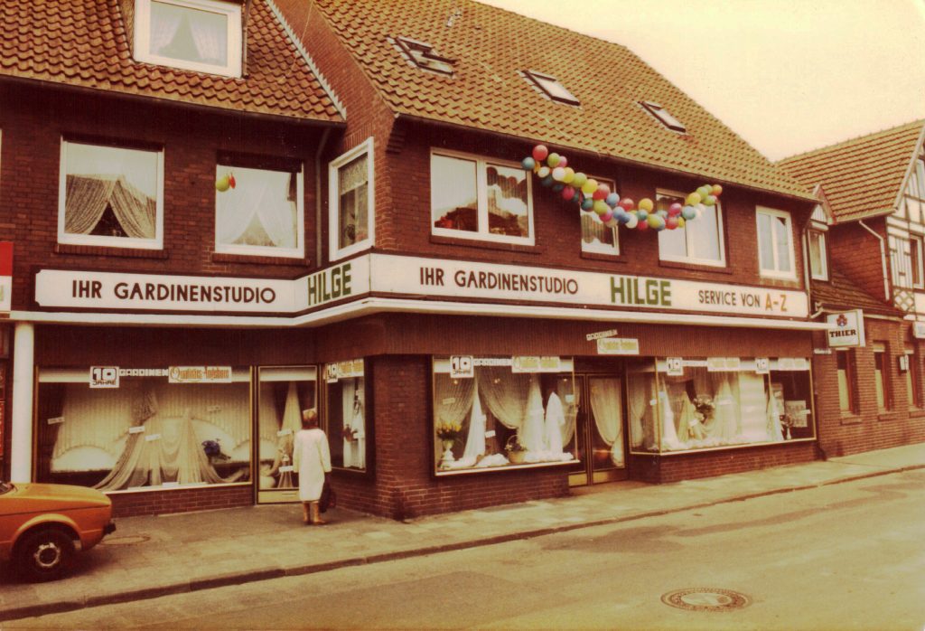 Das 1977 bezogene Geschäftslokal in der Mühlentorstraße 6 bot mehr Platz, wurde 40 Jahre später jedoch auch zu klein. 2017 bezog die Hilge Raumausstattung ihr jetziges Quartier in der Rheiner Straße 74.